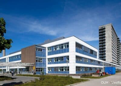 OUH Vestfløj opført af Hansson & Knudsen som midlertidig akutmodtagelse med forbindelse til eksisterende bygninger