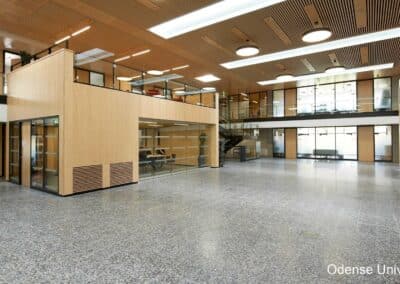 Centralt ankomstområde i SDU Bygning 40 opført af Hansson & Knudsen til Statskundskab og fakultetsfunktioner