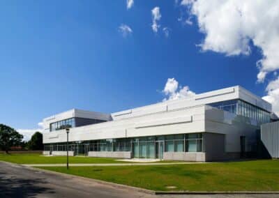 Ny hvid facade på Vestfyns Gymnasium i den totalentrepriserede udvidelse