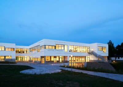 Aftenbillede af den udvidede undervisningsbygning på Vestfyns Gymnasium