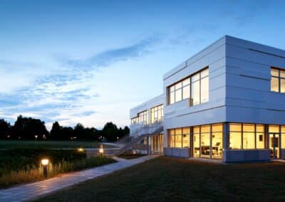 Facade af Vestfyns Gymnasiums nye undervisningsfløj med store glaspartier