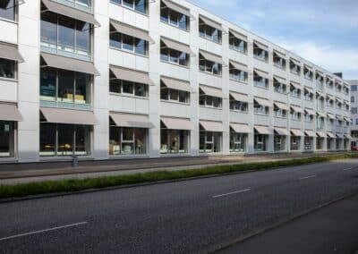 Facade af Designskolen Kolding med store vinduespartier og moderniserede undervisningsmiljøer